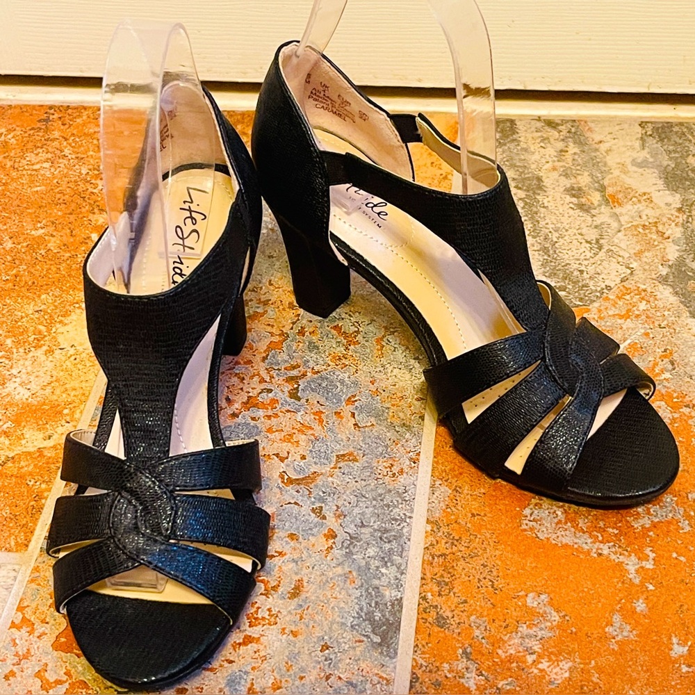 🎶NWOB!! Gorgeous Life Stride Black Glitter T-Strap Heels!
